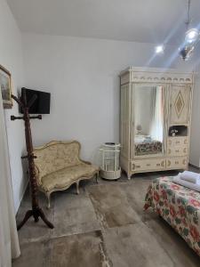 斯卡尔佩里亚Villa Torricelli Scarperia - Il Giardinetto Residence的客厅配有椅子和梳妆台