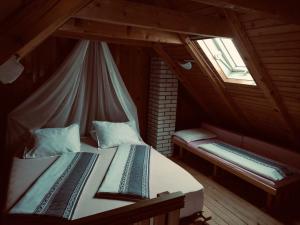 比哈奇Home Eden Dobrenica的阁楼卧室设有两张床和窗户。