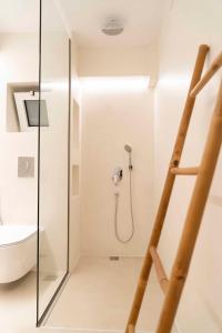 卡利斯托斯Underground Luxury Living的带淋浴的浴室,带玻璃门