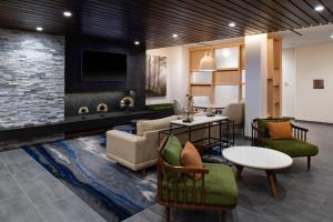 夏洛特Fairfield Inn & Suites by Marriott Charlotte University Research Park的客厅配有沙发和桌子