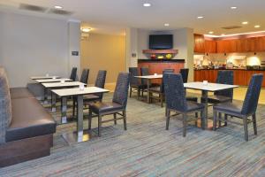 奥罗拉Residence Inn by Marriott Denver Airport at Gateway Park的一间带桌椅的用餐室和一间厨房