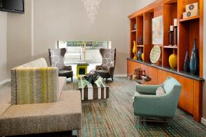 亚特兰大亚特兰大市中心公寓式酒店的客厅配有沙发、椅子和桌子