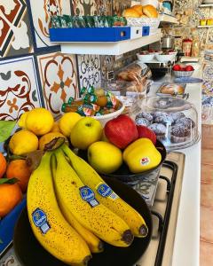 特罗佩阿La Maison Derrière的柜台上放着一捆香蕉和其他水果
