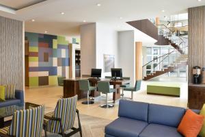 迈阿密科勒尔盖布尔斯福朋喜来登酒店的办公室设有蓝色的沙发、桌子和椅子