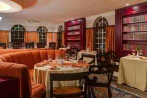 布兰太尔瑞雅尔普罗提酒店的一间带桌椅的餐厅