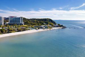 港生Rayong Marriott Resort & Spa的享有度假村海滩的空中景致