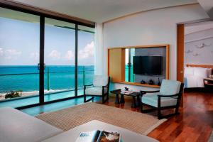 港生Rayong Marriott Resort & Spa的酒店客房享有海景