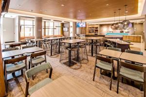 Murlin HeightsSpringHill Suites by Marriott Dayton Vandalia的一间带桌椅的餐厅和一间酒吧