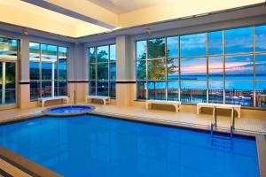 伊利Sheraton Erie Bayfront Hotel的海景客房的游泳池
