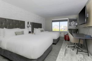 阿马里洛Four Points by Sheraton Amarillo Central的酒店客房设有一张大床和一张书桌。