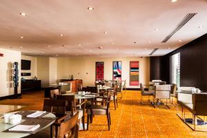 加拉加斯卡拉卡斯拉卡斯提亚万丽酒店的一间在房间内配有桌椅的餐厅