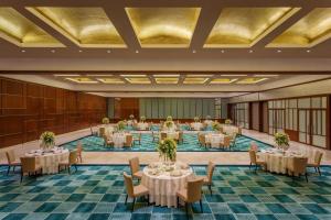 加尔各答ITC Sonar, a Luxury Collection Hotel, Kolkata的一个带桌椅的大型宴会厅