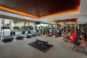加尔各答ITC Sonar, a Luxury Collection Hotel, Kolkata的健身房拥有许多跑步机和机器