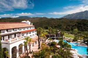 马贝拉The Westin La Quinta Golf Resort & Spa, Benahavis, Marbella的享有度假村的空中景致,以山脉为背景