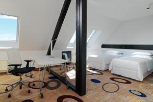 汉诺威汉诺威佩里坎喜来登酒店的一间卧室配有一张床、一张书桌和一面镜子