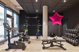 汉堡Moxy Hamburg Altona的健身房,配有健身器材,墙上有一星星