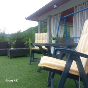 比哈奇Kuća za odmor Lohovo的庭院配有两把椅子和一张桌子及椅子