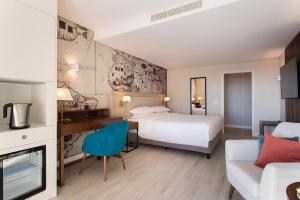 塞辛布拉Four Points by Sheraton Sesimbra的酒店客房,设有两张床和一张沙发
