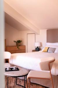 阿尔盖罗Sella&Mosca Casa Villamarina的一间卧室配有一张大床和两把椅子