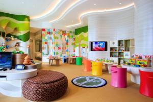 海口海口万丽酒店 的一间儿童房,房间内设有五颜六色的椅子和桌子