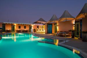 迪拜Four Points by Sheraton Bur Dubai的夜间在度假村的游泳池