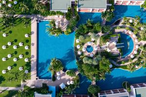 七岩Sheraton Hua Hin Resort & Spa的享有度假村游泳池的顶部景致
