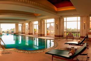 孟买ITC Grand Central, a Luxury Collection Hotel, Mumbai的酒店大堂的游泳池,设有游泳池