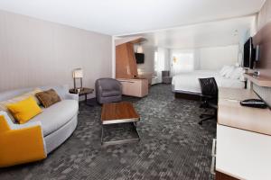 凤凰城哥伦布凤凰城市庭院万豪酒店的酒店客房设有一张沙发和一张床