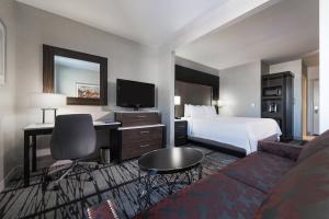 剑桥波士顿剑桥万怡福尔德酒店和套房的酒店客房设有一张床和一张带电视的书桌。