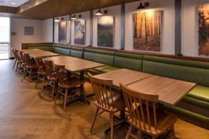 格罗夫城Fairfield Inn & Suites by Marriott Columbus Grove City的餐馆里一排木桌和椅子
