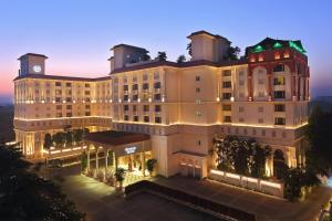 浦那Sheraton Grand Pune Bund Garden Hotel的晚上酒店享有空中景色