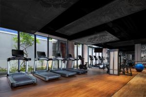 努沙杜瓦Renaissance Bali Nusa Dua Resort的健身房,带有一排跑步机和椭圆机