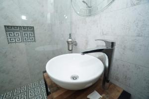 阿巴斯图马尼Green Hotel的带淋浴的浴室内的白色水槽