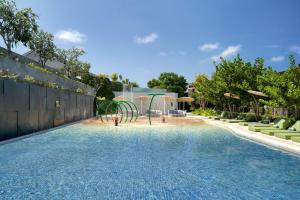 努沙杜瓦Renaissance Bali Nusa Dua Resort的后院带游乐场的游泳池