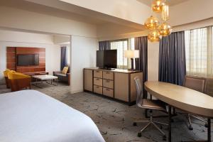 洛杉矶Sheraton Gateway Los Angeles Hotel的配有一张床、一张桌子和一张桌子的酒店客房