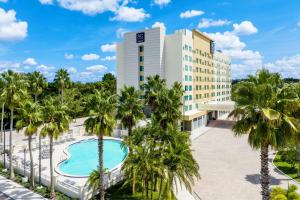 奥兰多奥兰多布恩纳维斯塔湖雷迪森酒店的棕榈树和游泳池的度假村空中景致