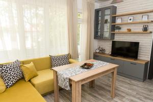 布尔加斯Alagen Apartments Burgas的客厅设有黄色沙发和电视