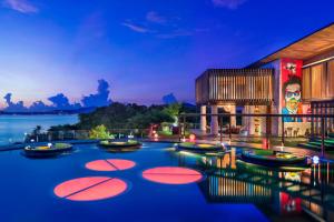 湄南海滩W Koh Samui的一个带水中船只的游泳池的度假酒店