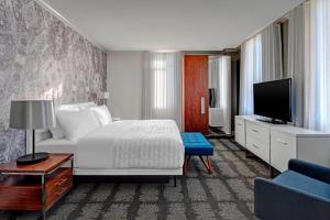 印第安纳波利斯印第安纳波利斯艾美度假酒店的一间酒店客房,配有一张床和一台电视
