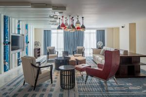 达卡达卡艾美度假酒店的客厅配有沙发和桌椅