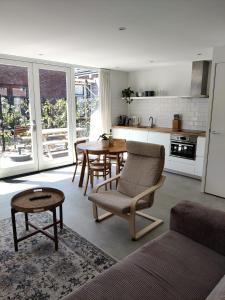 海边的艾格蒙特Zilt aan Zee的一间带桌椅的客厅和一间厨房