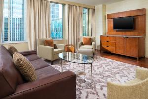 明尼阿波利斯明尼阿波利斯威斯丁酒店的带沙发和电视的客厅