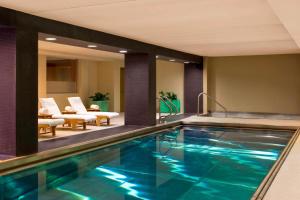 明尼阿波利斯明尼阿波利斯威斯丁酒店的一个带椅子的酒店游泳池和一间房间