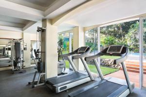 阿鲁沙阿鲁沙福朋喜来登酒店的健身房设有两个跑步机和两个椭圆机