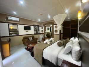 利文斯顿Ngoma Zanga Lodge的一间带大床的卧室和一间客厅