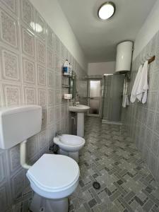斯库台Home Shkodra Center的一间带卫生间和水槽的浴室