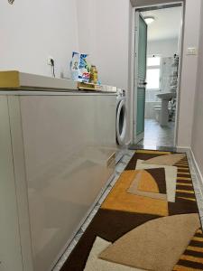 斯库台Home Shkodra Center的一间厨房,在房间内配有洗衣机和烘干机