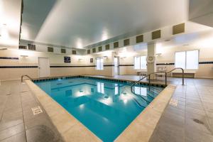 费尔维尤海茨福朋喜来登圣路易斯费尔维尤海茨酒店的大楼里一个蓝色的大泳池
