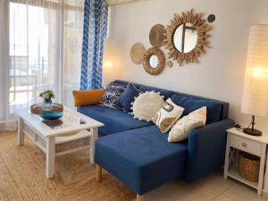 圣弗拉斯Dolce Vita Blue Boho, Premium Apartment with seaview的客厅配有蓝色的沙发和桌子