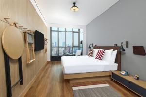 上海上海徐汇Moxy酒店的卧室设有白色的床和大窗户